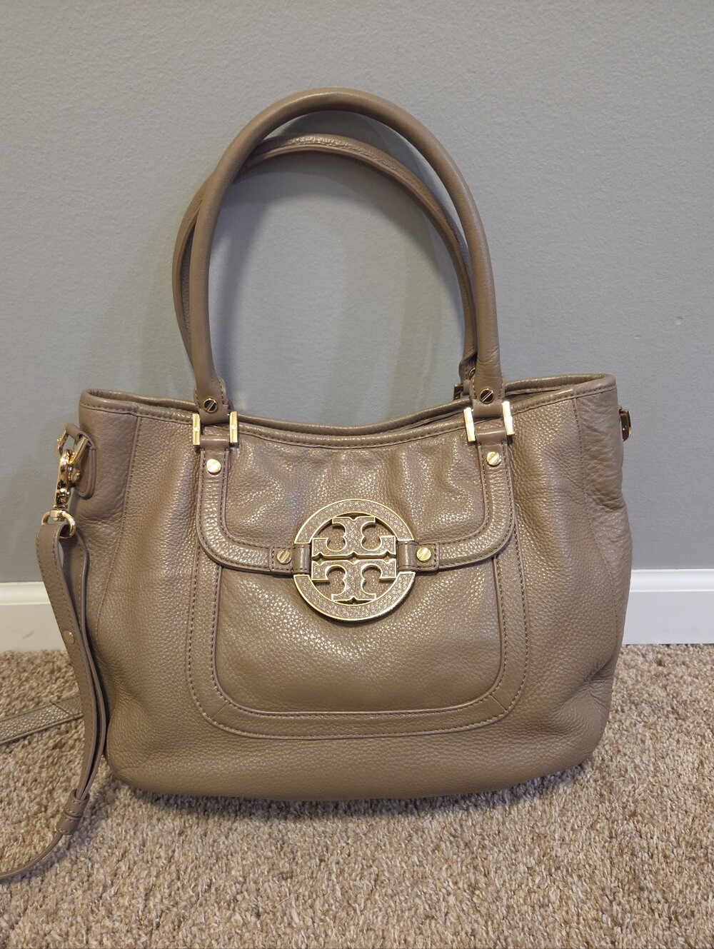 TORY BURCH  Amanda Classic Hobo Tote  Crossbody Bag Taupe Dark Camel Leather